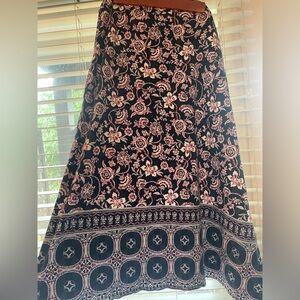 Ankle length stretchy skirt with side slits